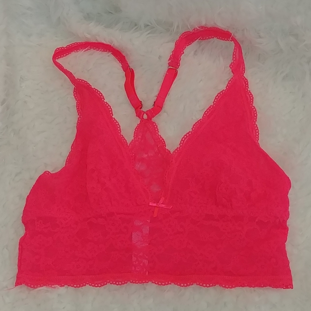 👀CLOSET CLEAR OUT👀
Victoria's Secret Lacy Bralette Size Small
